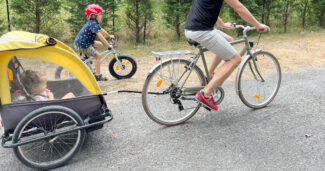 Die sichersten Fahrradanhänger für 1 oder 2 Kinder